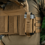 M‑Tac Tourniquet Pouch Elastic Gen.5 fastgjort til taktisk udstyr, vist i brug med velcro fastgøring på plate carrier.
