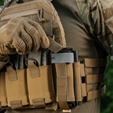 Taktisk udstyr med M‑Tac Tourniquet Pouch Elastic Gen.5 monteret på plate carrier i brug