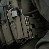 M-Tac Tourniquet Pouch Elastic Gen.5 fastgjort til taktisk udstyr med elastikbånd og velcro, viser hurtig adgang og sikker pasform.