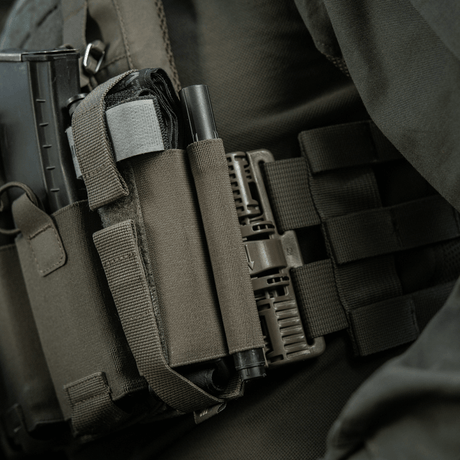 M-Tac Tourniquet Pouch Elastic Gen.5 fastgjort til taktisk udstyr med elastikbånd og velcro, viser hurtig adgang og sikker pasform.