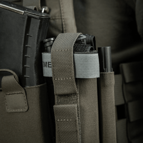 M‑Tac Tourniquet Pouch Elastic Gen.5 monteret på taktisk udstyr med elastisk bånd og velcro for sikker opbevaring af CAT tourniquet