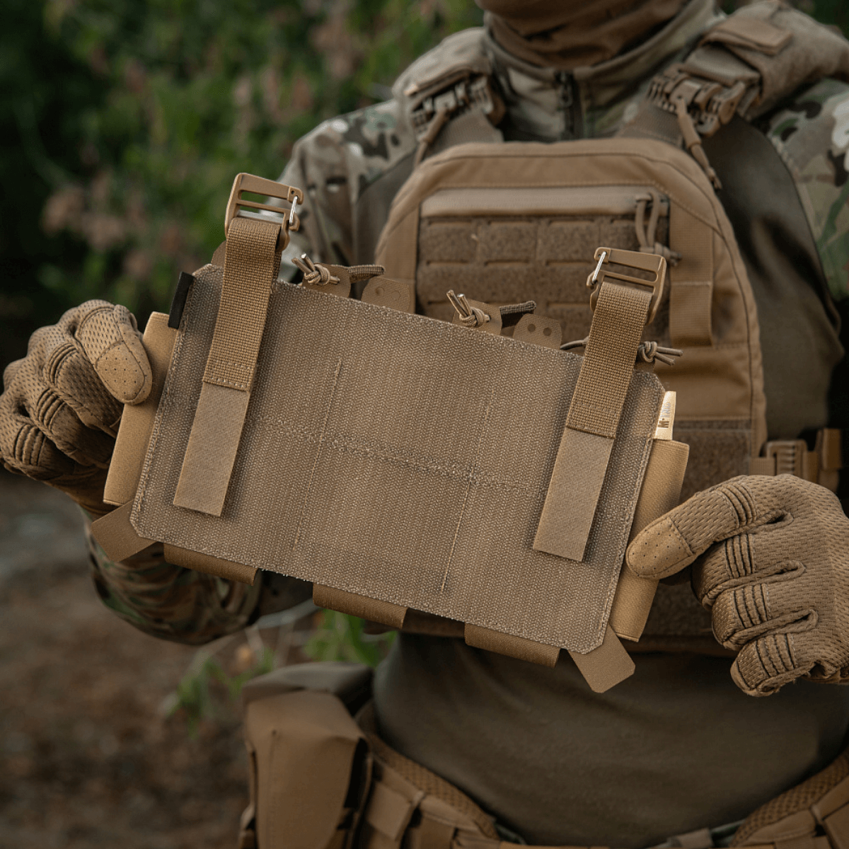 M-Tac Frontpanel til Cuirass QRS Pladebærer Tre Magasiner i brug, fremstillet af slidstærkt Cordura Squadron materiale til hurtig omladning.