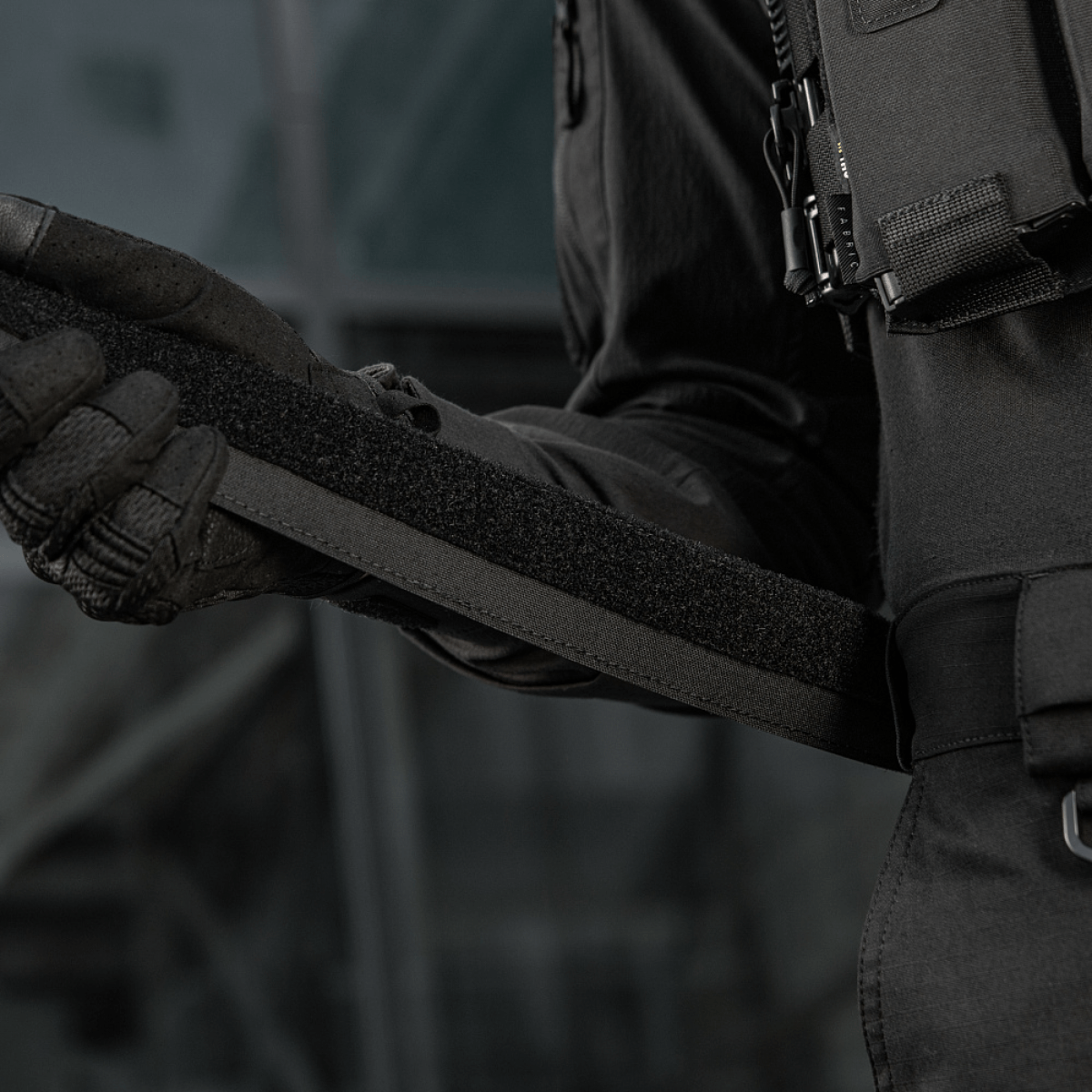 M‑Tac Internal Tiger Bælte i brug, viser velcrolukning. Ideel til taktisk brug og kompatibel med Range Belt.