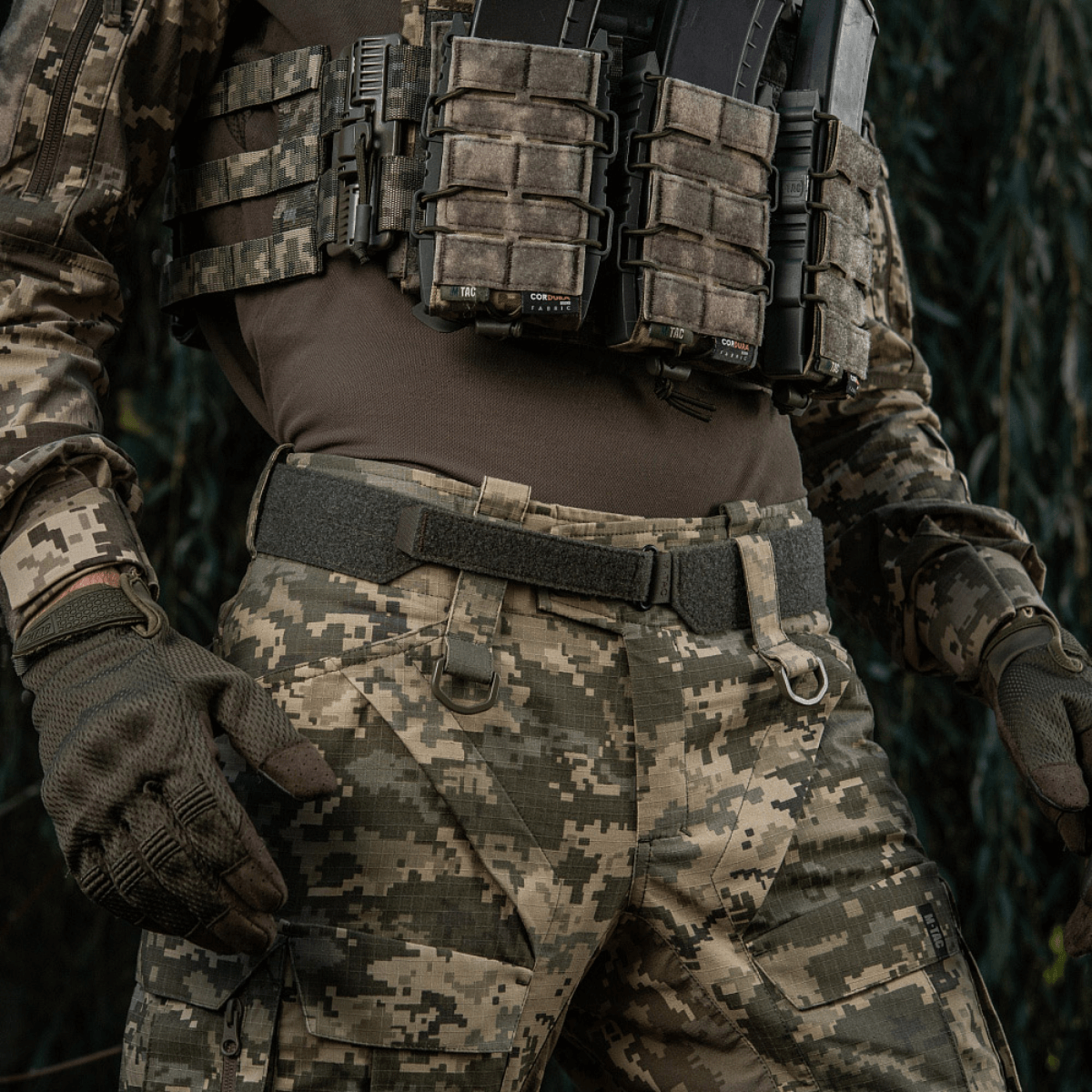 Billede af M‑Tac Internal Tiger Bælte i brug til militært og taktisk udstyr, designet med Cordura 500D materiale og velcro fastgørelse.