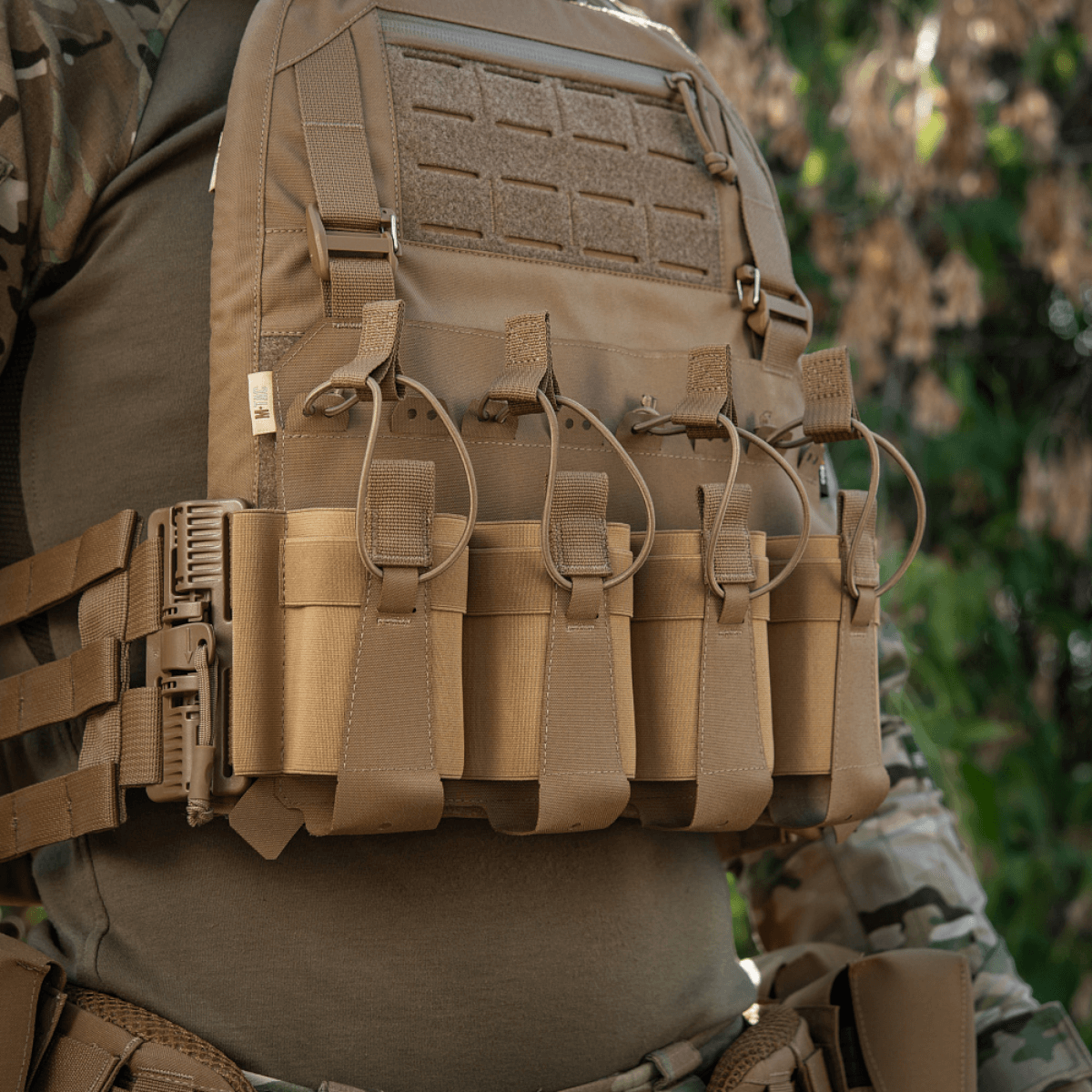 M-Tac Frontpanel til Plate Carrier Cuirass QRS til 4 Magasiner i brug, viser elastikmagasinhylstre til AK/AR magasiner.