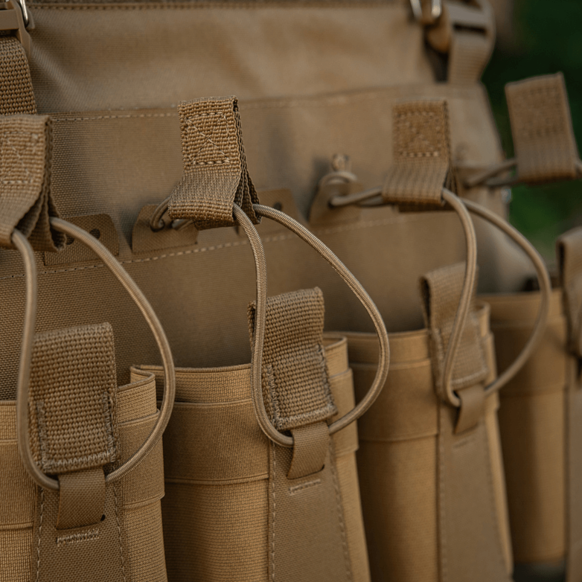 M-Tac Frontpanel til Plate Carrier Cuirass QRS til 4 Magasiner med elastisk magpouch i Cordura Squadron materiale.