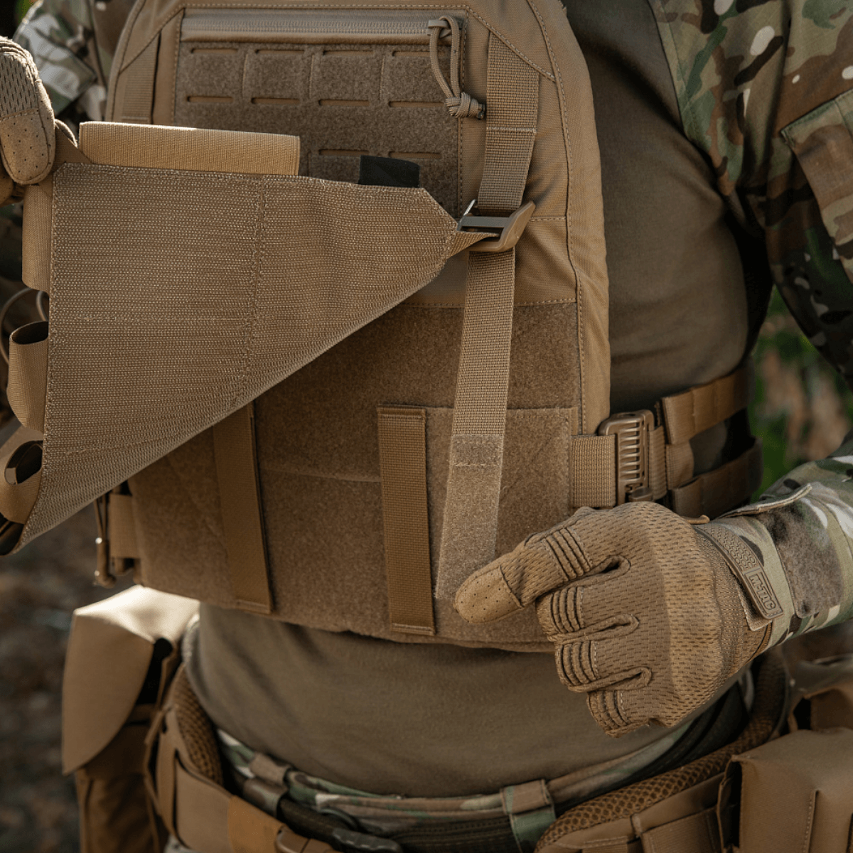 M-Tac Frontpanel til Plate Carrier Cuirass QRS til 4 Magasiner i brug, fremhæver funktionelle opbevaringsmuligheder og robust design