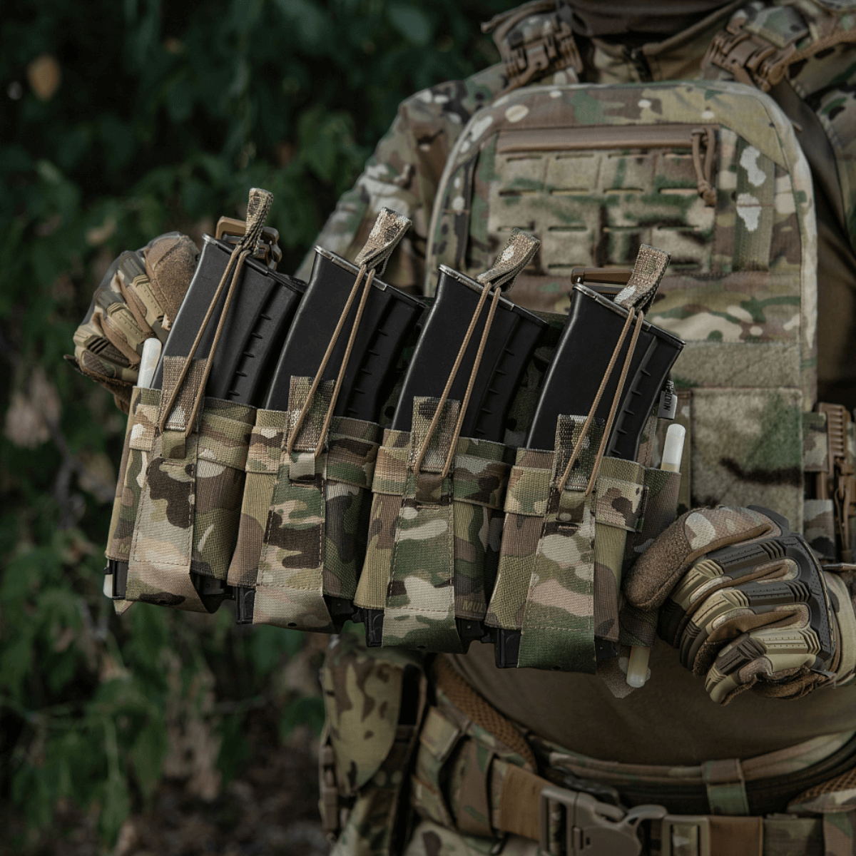 M-Tac Frontpanel til Plate Carrier Cuirass QRS til 4 Magasiner i aktion med camouflage design og robust materiale.