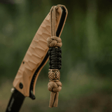 M-Tac Lanyard Scandinavian Small Chinese Knot med dekorativ perle og paracord, fastgjort til en kniv til praktisk og stilfuld brug.