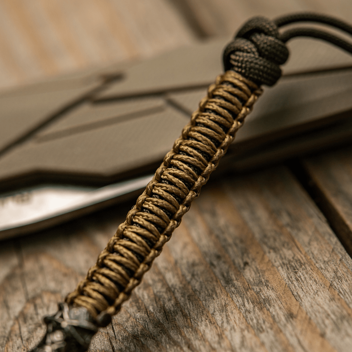 M-Tac Knife Lanyard Ninja i flettet paracord med cupronickel perle, lang 14,5 cm, til hurtig adgang og unikt knivdesign.