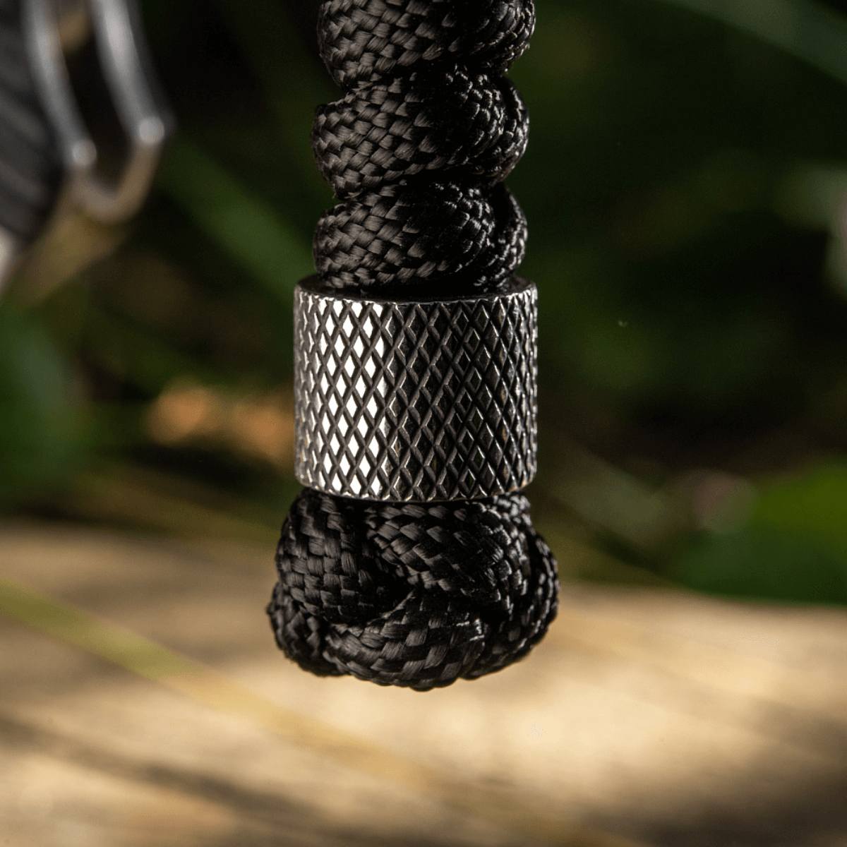 M-Tac Viper Lanyard Stainless Steel med flettet paracord og Viper-perle i rustfrit stål, fremhæver din kniv stilfuldt.