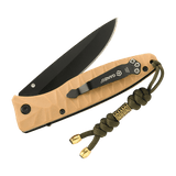 M-Tac Zeus Lanyard i flettet paracord vedhæftet til en kniv, giver nem adgang og stilfuldt design til udstyr.