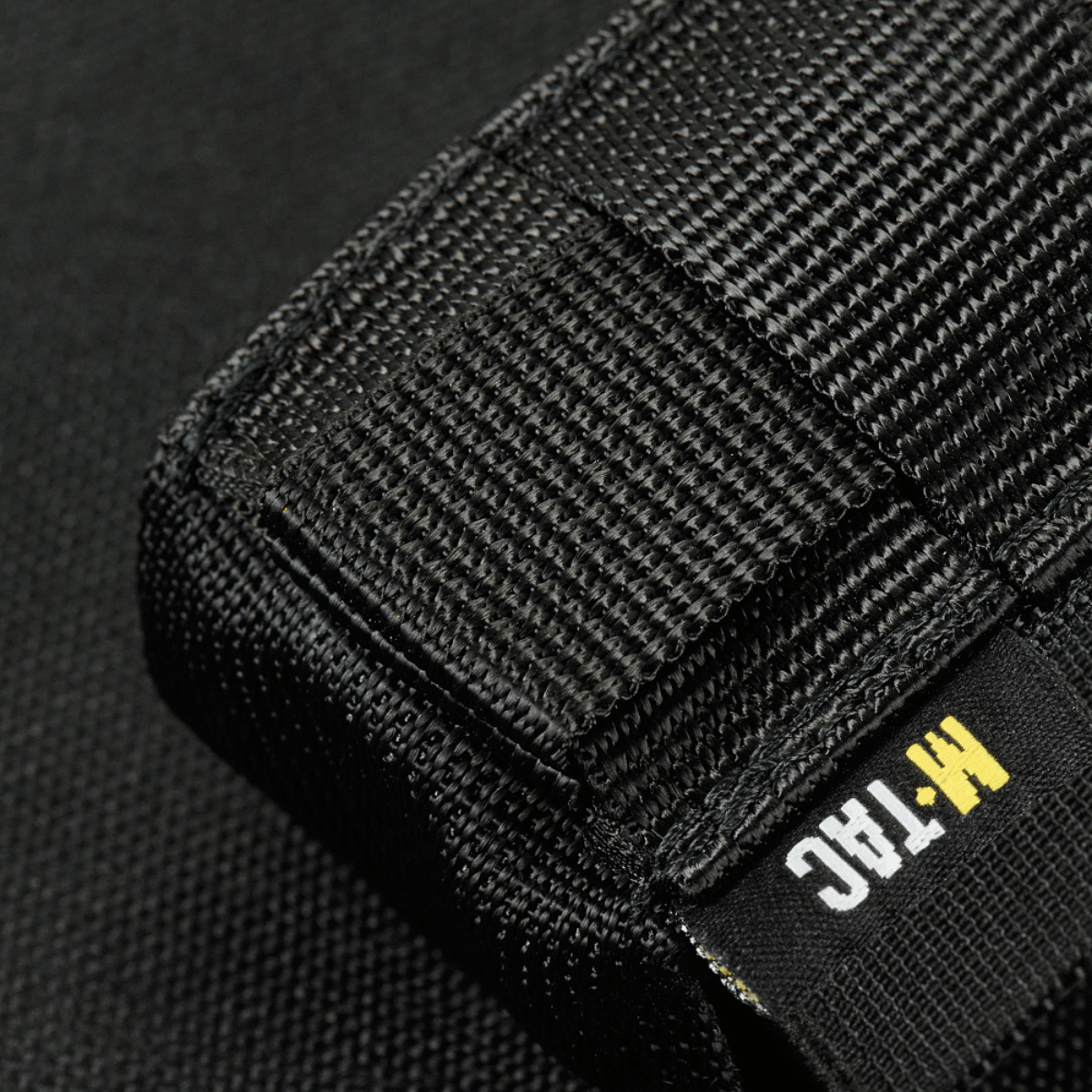 M-Tac Gasdåseholder Vertikal med Woojin-lås, fremstillet af MIL-SPEC strop. Passer til MOLLE-system, perfekt til beskyttelsesudstyr.