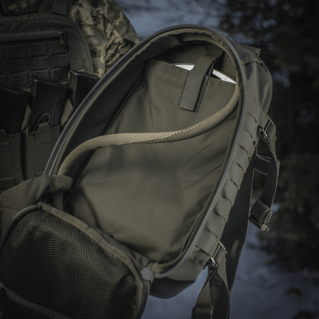 M-Tac Rygsæk Sturm Elite Gen.II åbnede hovedrum med indbygget drikkesystem og MOLLE system, set i outdoor-miljø