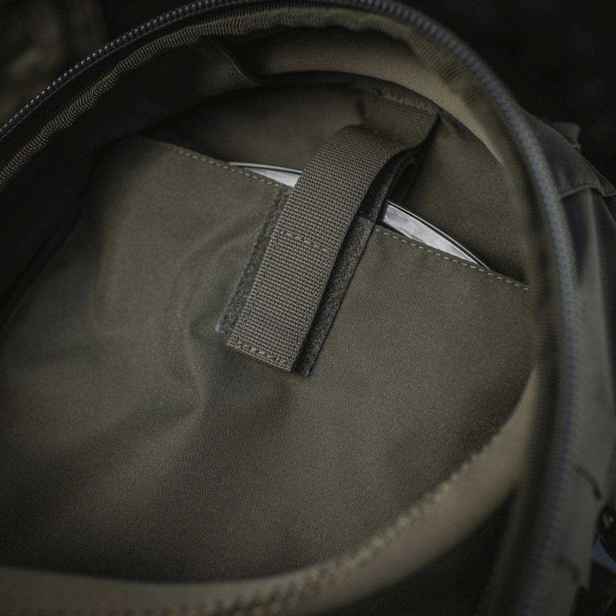 Detalje af M-Tac Rygsæk Sturm Elite Gen.II med indbygget drikkesystem lavet af slidstærk Cordura, viser indre opbevaringsrum.