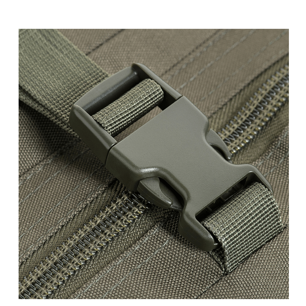 Detaljebillede af M-Tac Large Assault Pack Rygsæk Laser Cut med spænde og lynlåse.