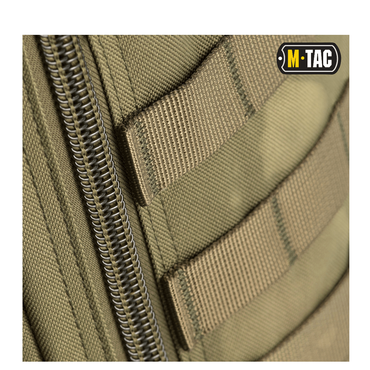 Nærbillede af M-Tac Large Assault Pack Rygsæk med MOLLE-fastgørelsessystem og lynlåsdetaljer.