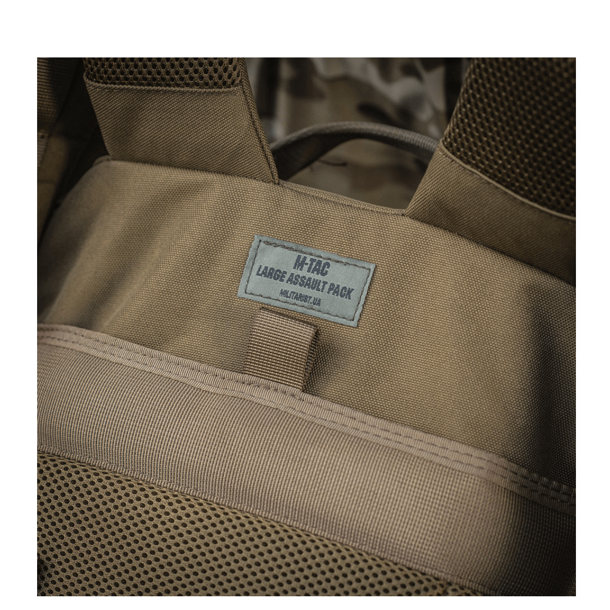 M-Tac Large Assault Pack Rygsæk med MOLLE-system og polstrede skulderremme, ideel til korte vandreture og bybrug.