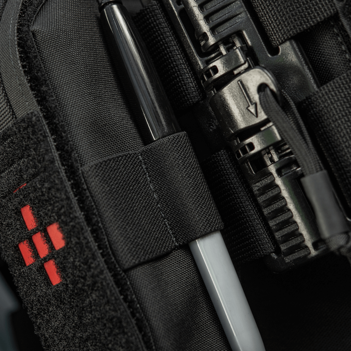 Nærbillede af M-Tac Lomme til Tourniquet Closed designet til nødssituationer, med robust lukket struktur for optimal beskyttelse.