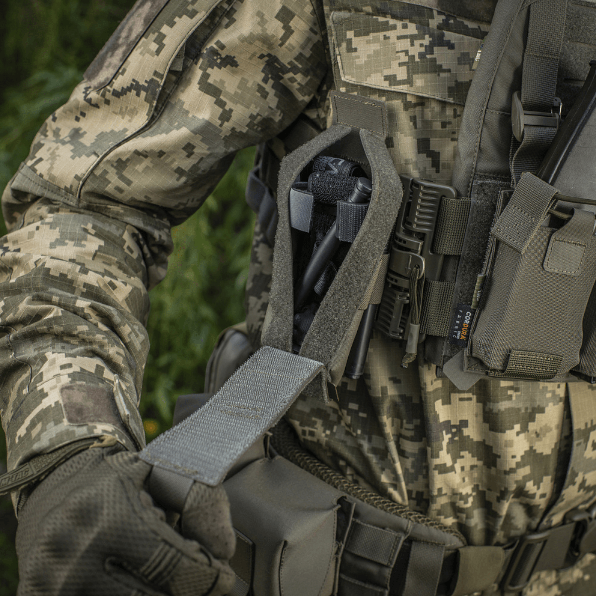 M-Tac Lomme til Tourniquet Closed på camouflageuniform, tæt på visning