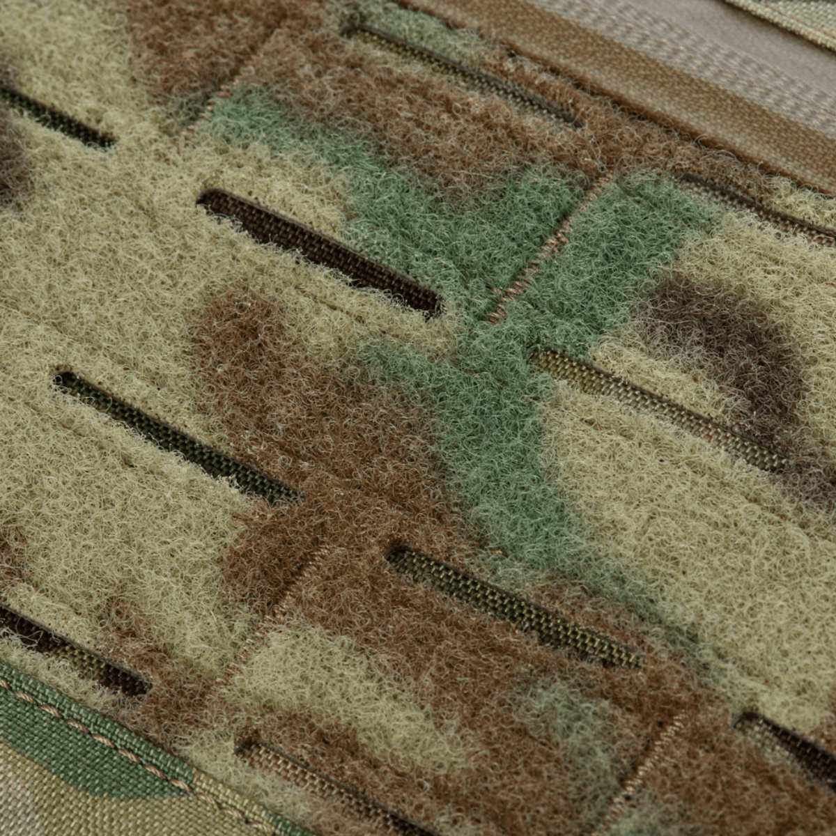 Detaljeret nærbillede af M-Tac Plate Carrier Cuirass FAST Elite Gen.II's Cordura 500D materiale i camo mønster.