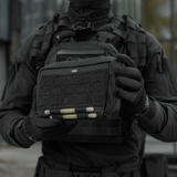 M-Tac Admin Pouch Large Elite holdt op af taktisk klædt person, viser slidstærkt Cordura-materiale og laser cut velcro-panel.
