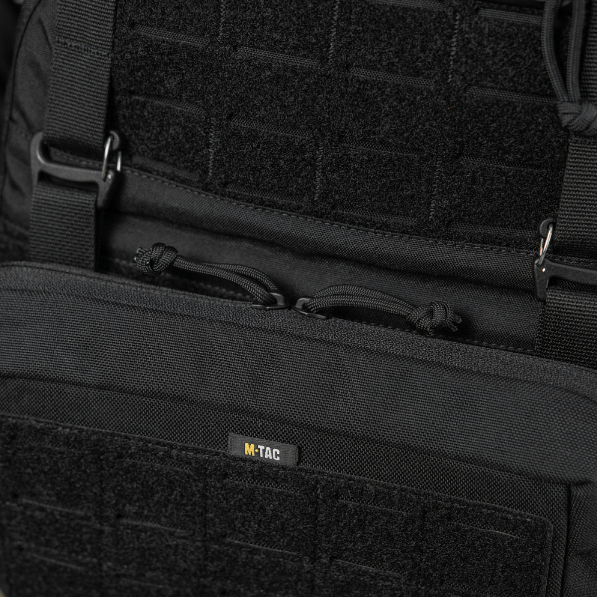 M-Tac Admin Pouch Large Elite i holdbart Cordura 500D materiale, ideel til opbevaring af taktisk udstyr og tilbehør.