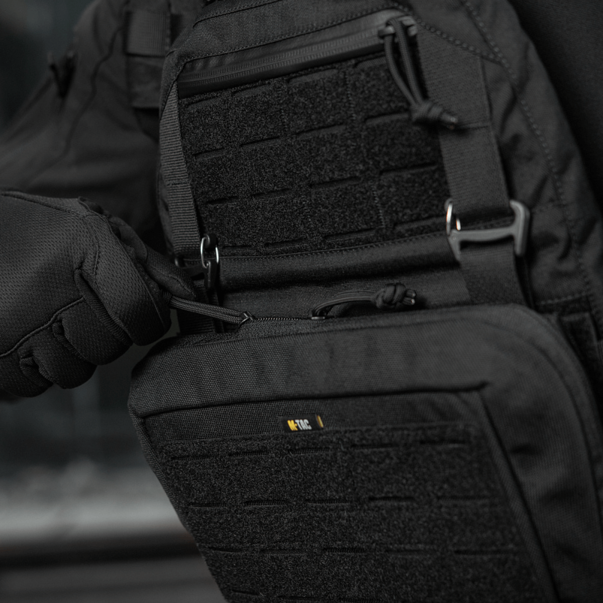 Taktisk M-Tac Admin Pouch Large Elite i Cordura 500D med velcro-panel, velegnet til opbevaring af udstyr på turen.