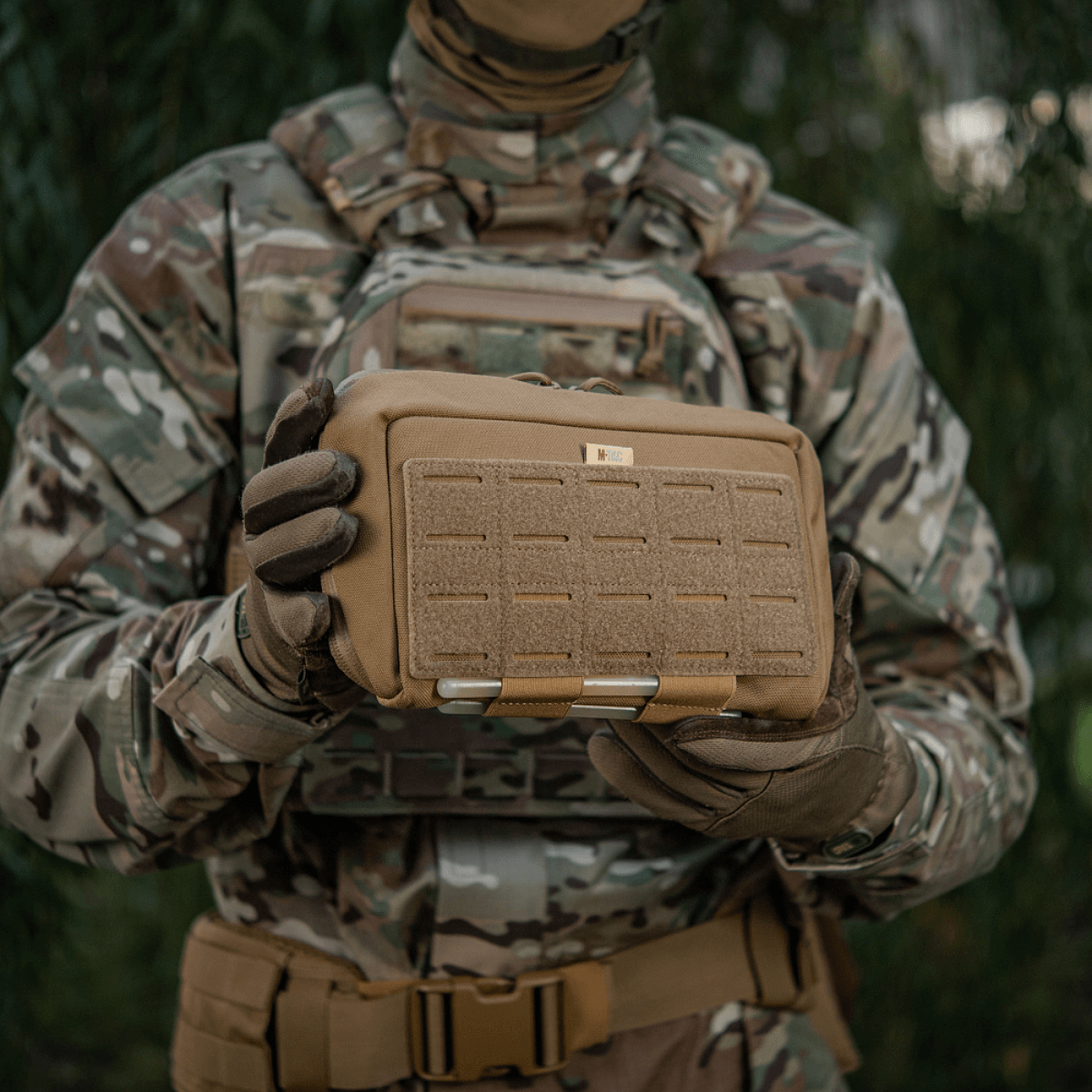 M-Tac Admin Pouch Large Elite holdt af taktisk soldat i camouflagetøj