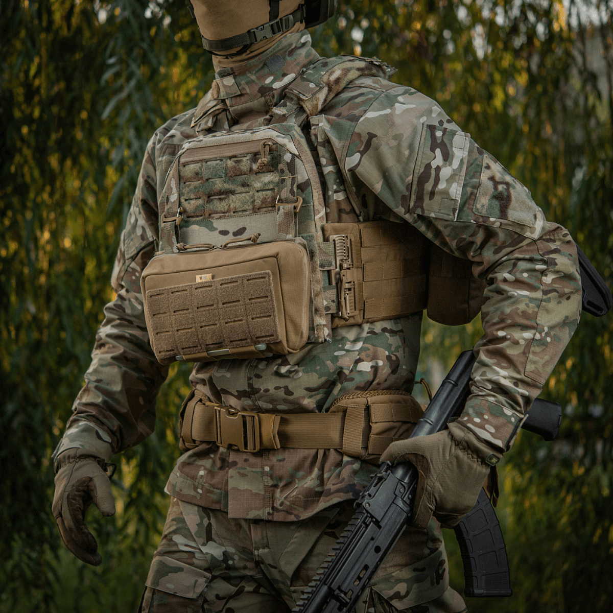 M-Tac Admin Pouch Large Elite i camouflagedesign, ideel til taktisk udstyr, herunder dokumenter, nøgler, og lommelygte.