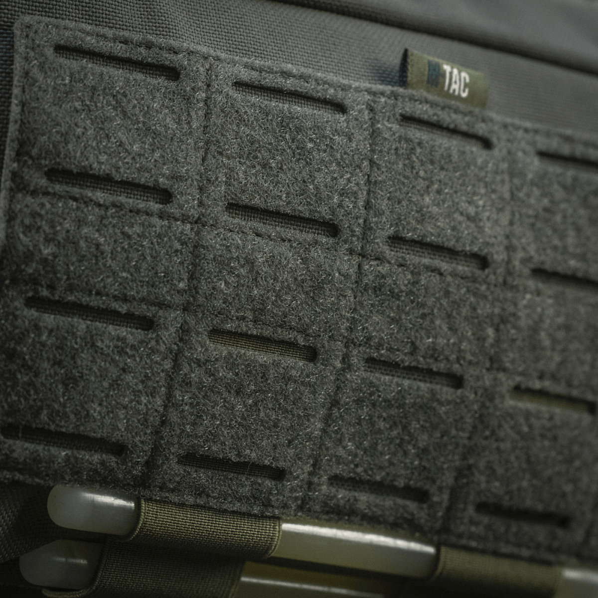 M-Tac Admin Pouch Large Elite i slidstærkt Cordura-materiale med velcro-panel til patches og taktikudstyr. Perfekt til opbevaring.