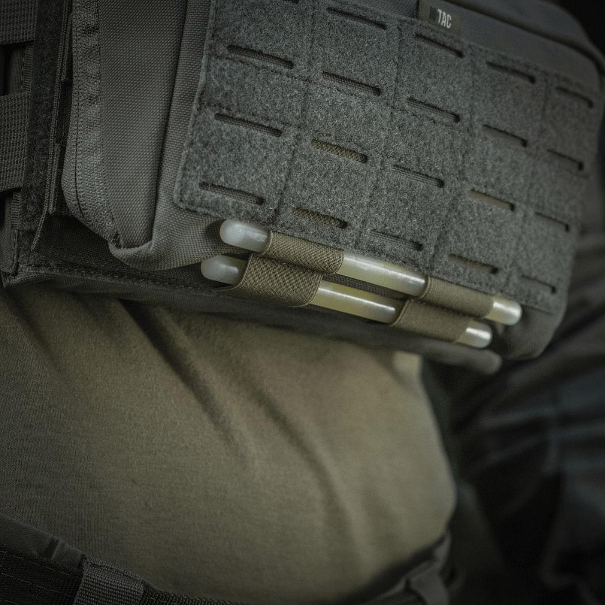 M-Tac Admin Pouch Large Elite fremstillet af holdbart Cordura, velegnet til taktisk udstyr og påsat laser cut velcro-panel til patches.