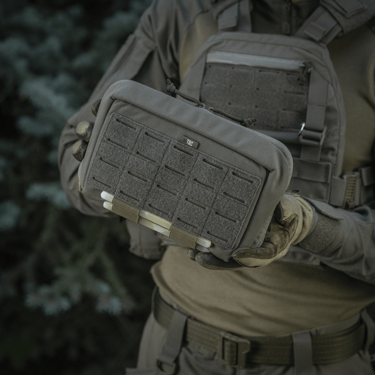 M-Tac Admin Pouch Large Elite i brug udendørs, fremstillet i slidstærkt Cordura, egnet til taktisk udstyr.