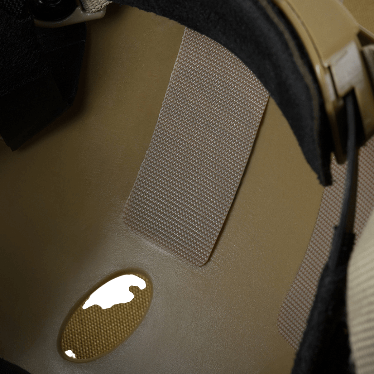 M-Tac Vilha Cover Sticker Sæt (5 stk) monteret inde i en hjelm for at sikre stærk vedhæftning og modstandsdygtighed mod fugt.