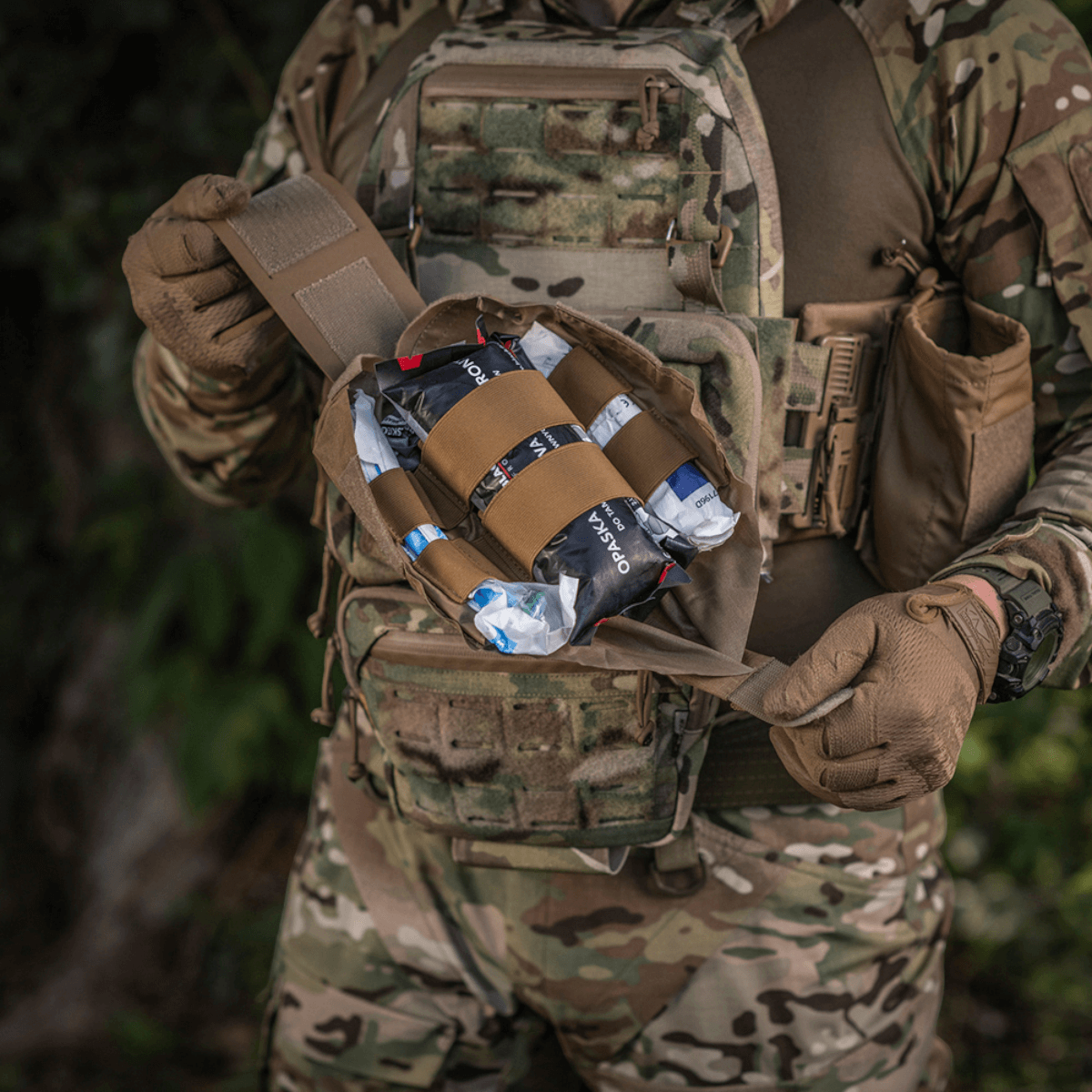 M-Tac Mediclomme Small Vertical Elite i brug med IFAK førstehjælpsorganizer, holdbar Cordura 500D materiale, militært udstyr.