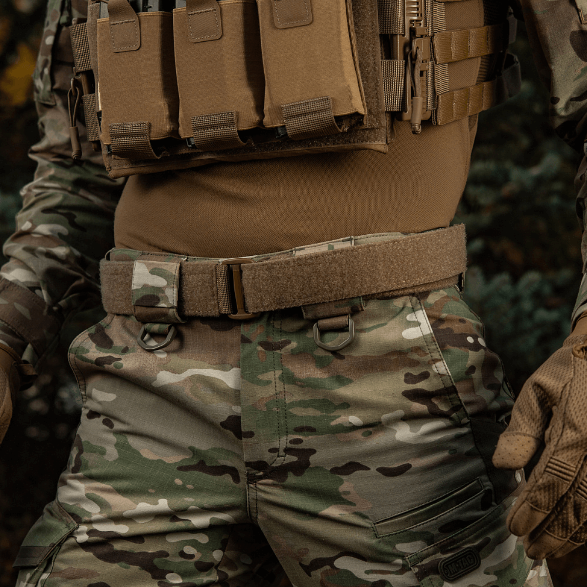 M-Tac Range Bælte Cobra Buckle Gen.IV til militært brug, med camouflagedesign og taktisk udstyr.