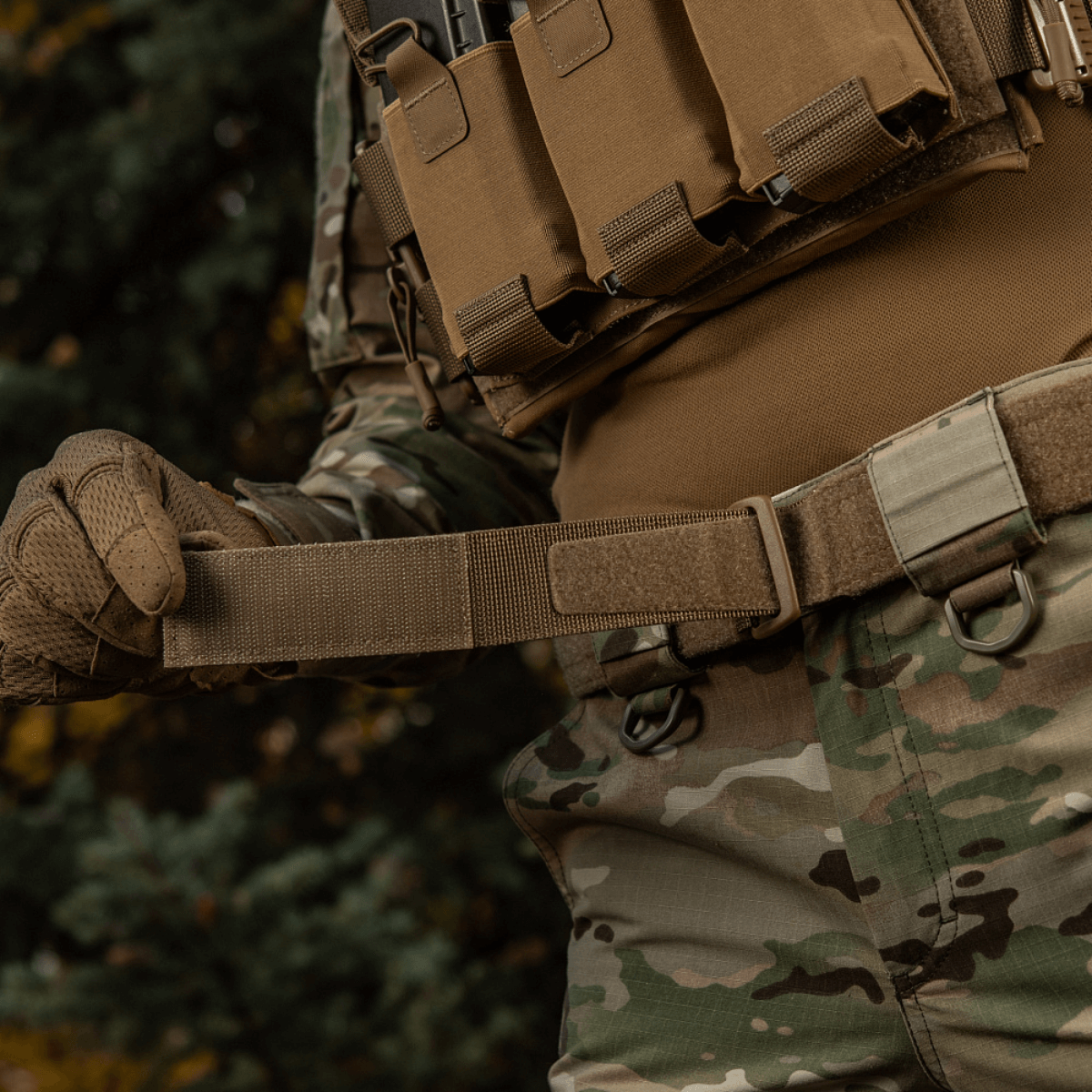 M-Tac Range Bælte Cobra Buckle Gen.IV i brug med miltær uniform, viser bæltesystem med magasinholdere og camouflagemønster.