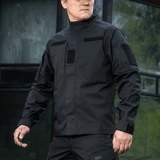 Mand i sort M-Tac Jakke Patrol Flex med taktisk design, Velcro-paneler og lommer, perfekt til praktisk brug.