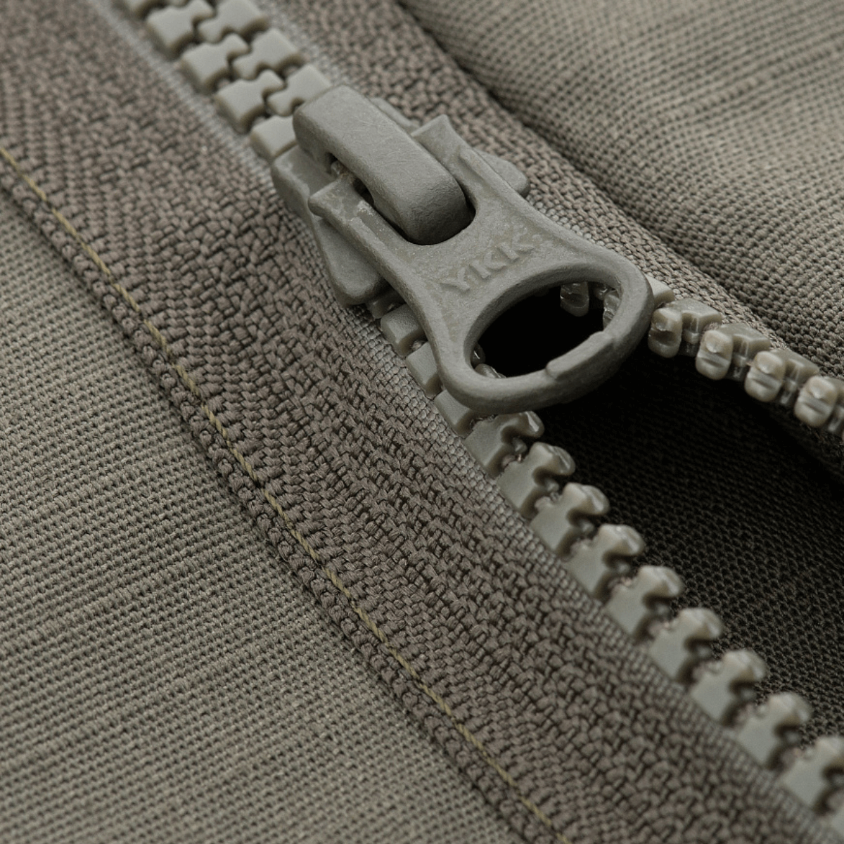 Nærbillede af YKK lynlås på M-Tac Jakke Patrol Flex med Velcro-dækning, taktikjakke i let materiale, grå farve