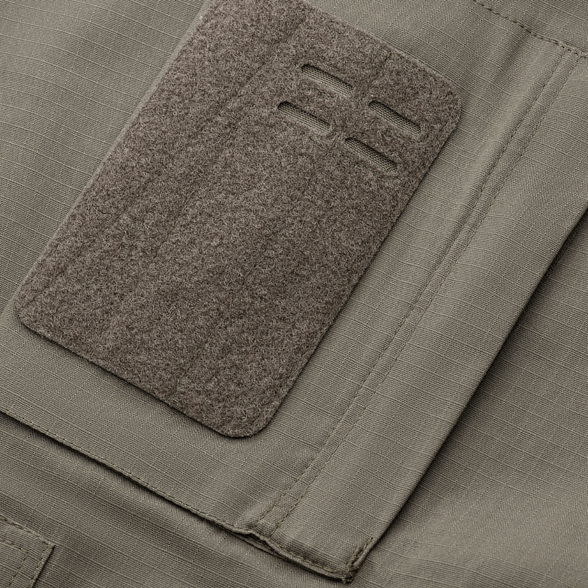 Detalje af M-Tac Jakke Patrol Flex med velcro ID-panel, ideel til taktisk brug og forstærket med YKK fittings.