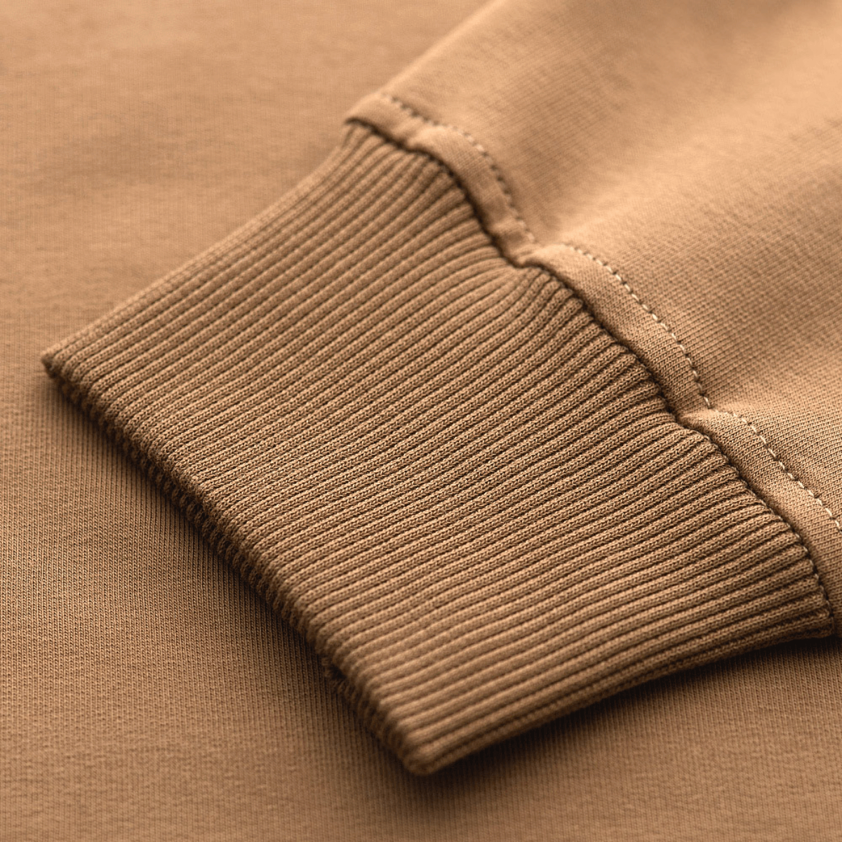 Detalje af M-Tac Pullover 4 Seasons, der viser ribkantede manchetter i beige bomuldsmateriale, ideel til daglig brug hele året.