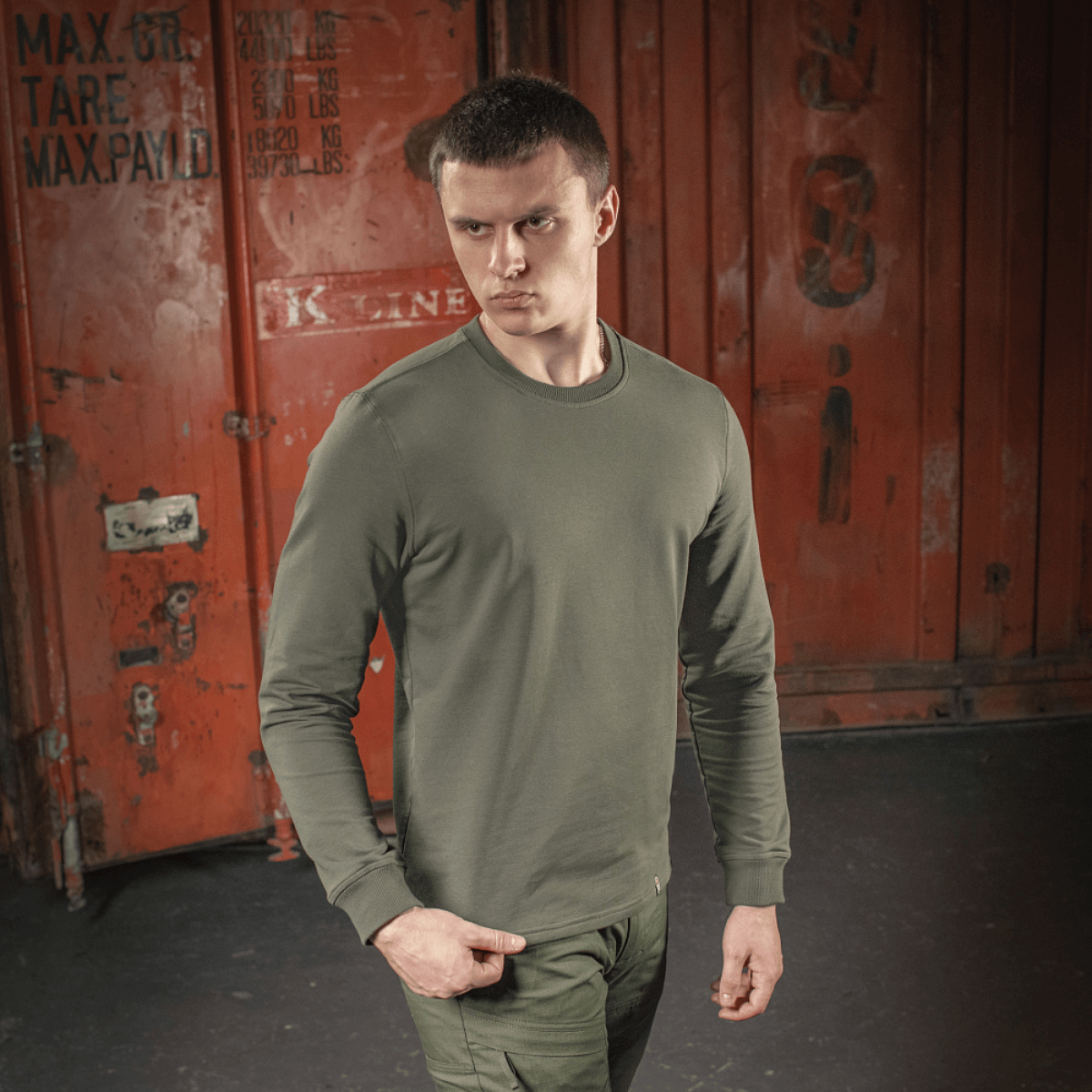 M-Tac Pullover 4 Seasons med rund hals, mand iført minimalistisk design i grønt, perfekt til året rundt brug, lager baggrund.