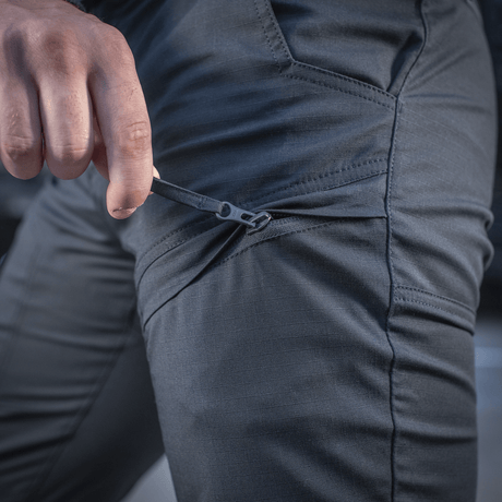Nærbillede af M-Tac Tactical Bukser Patrol Gen II Flex med justerbart lynlås, der viser fleksibiliteten i designet.