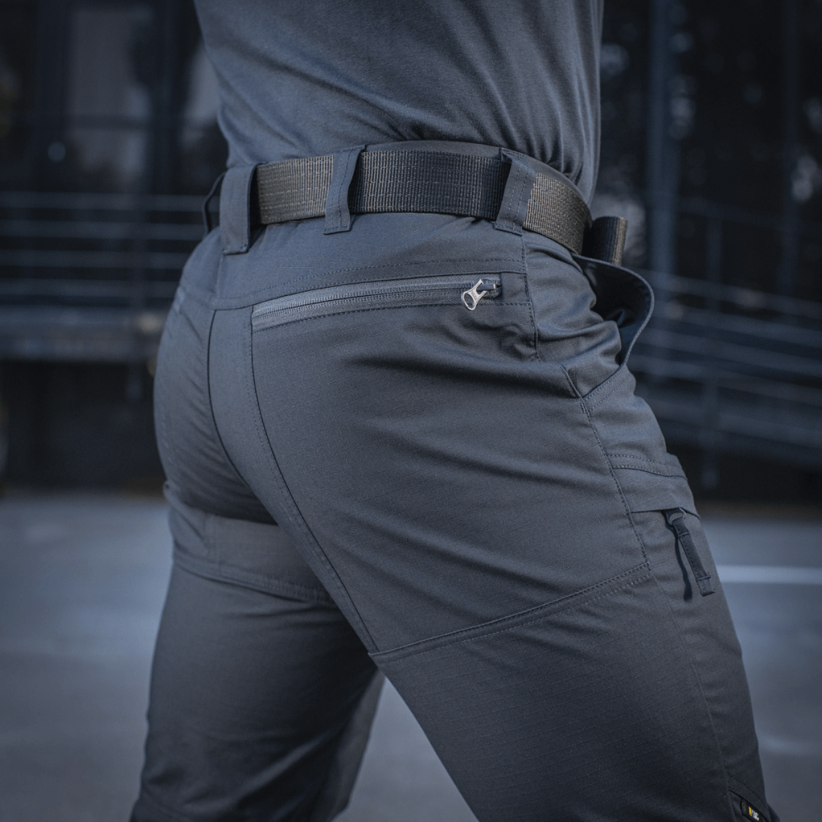 M-Tac Tactical Bukser Patrol Gen II Flex bukser i aktion, fremhæver fleksibilitet og holdbarhed. Perfekte til taktiske opgaver.