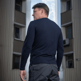 Mand i M-Tac Long-sleeve T-shirt 93/7 foran bygning, set bagfra