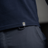 M-Tac Long-sleeve T-shirt 93/7 i mørkeblå med holdbar og elastisk bomuld/elastan blanding, tæt på visning af logoet tæt på taljen.
