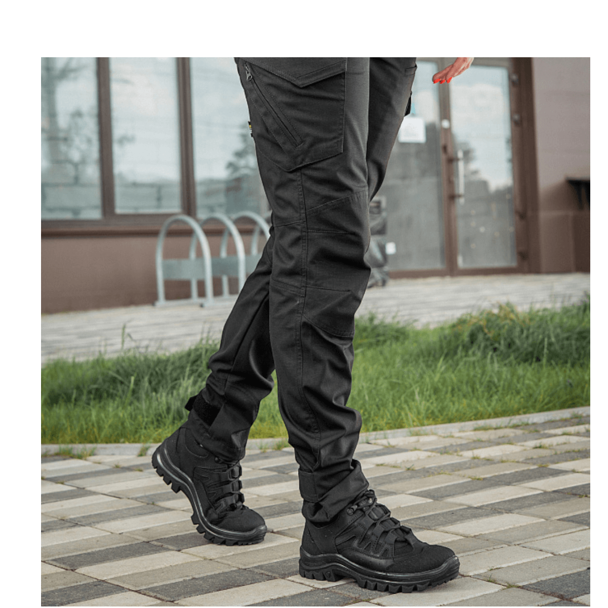 M-Tac Bukser Aggressor Dame Flex i brug udendørs, designet til træning og forretningsaktiviteter, lavet af let, Teflon-imprægneret materiale.