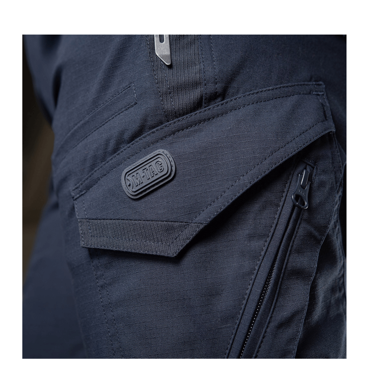Detalje af M-Tac Bukser Aggressor Dame Flex med Teflon-impregneret stof, lomme i nærbillede, designet til komfort og beskyttelse.