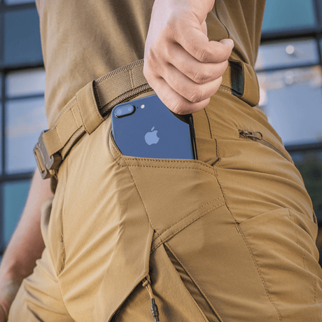 Nærbillede af M-Tac Shorts Rubicon Flex med indvendig cargolomme og smartphone i lommen, designet til bevægelsesfrihed og funktionalitet.