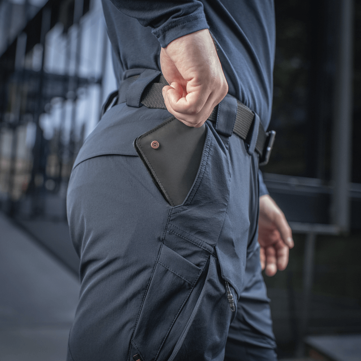 Person iført M-Tac Bukser Rubicon Flex med innovativ cargo-lomme til træning, arbejde og fritid. Funktionelle og moderne bukser.